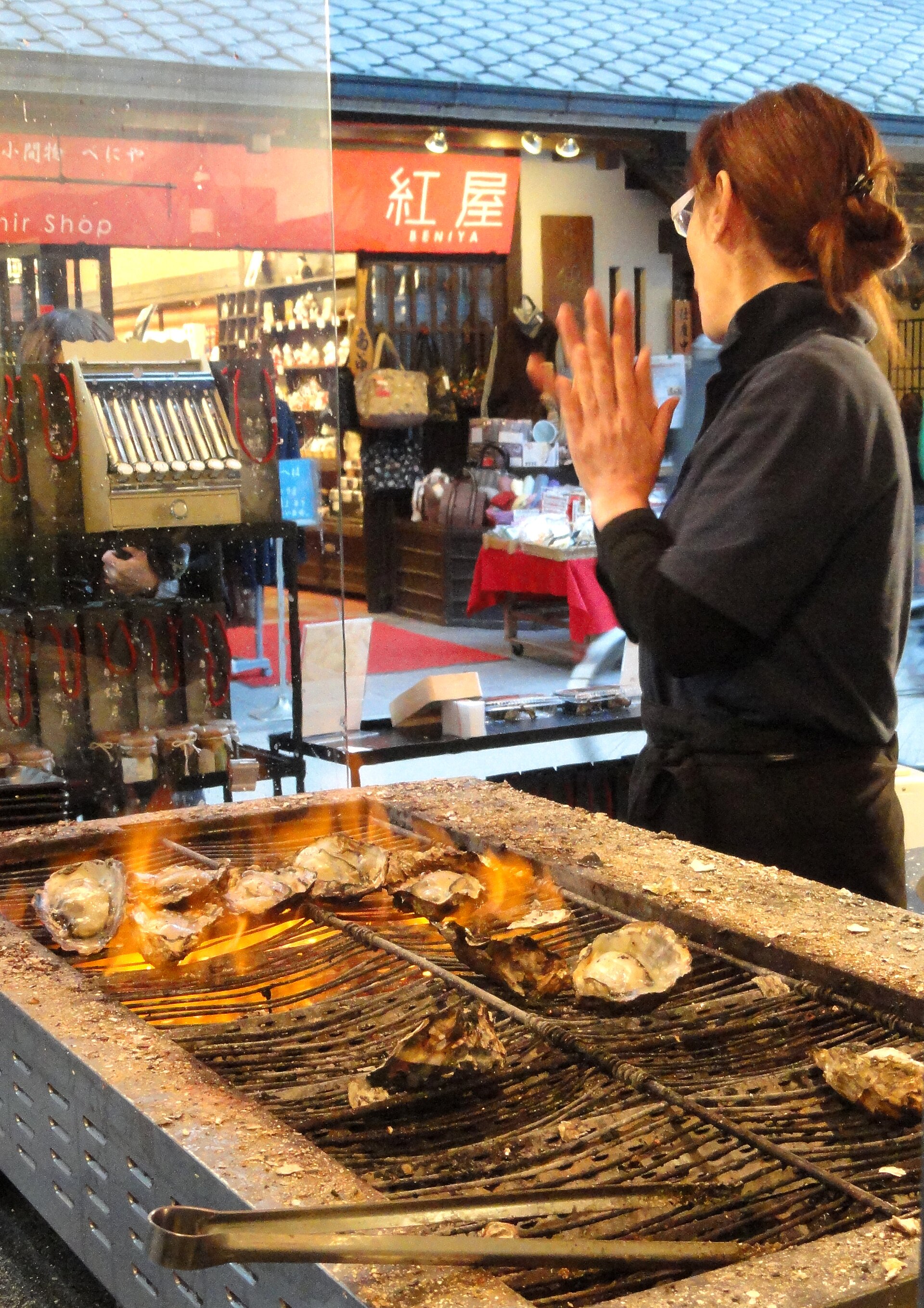 炭火で焼かれる牡蠣の料理イメージ