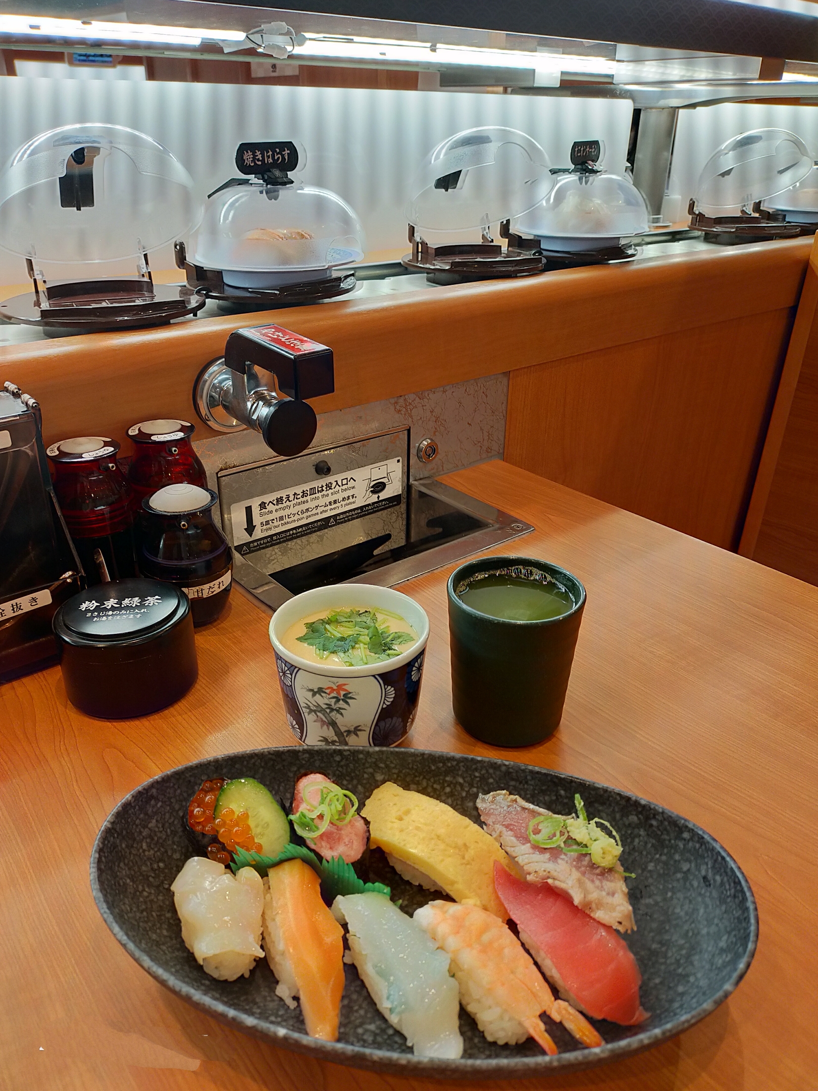 寿司と茶碗蒸しの料理イメージ
