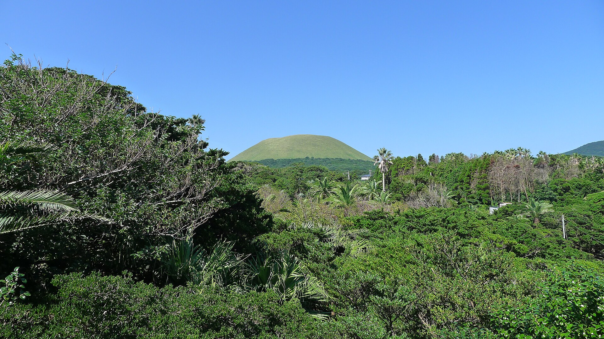草原に覆われたなだらかな鬼岳