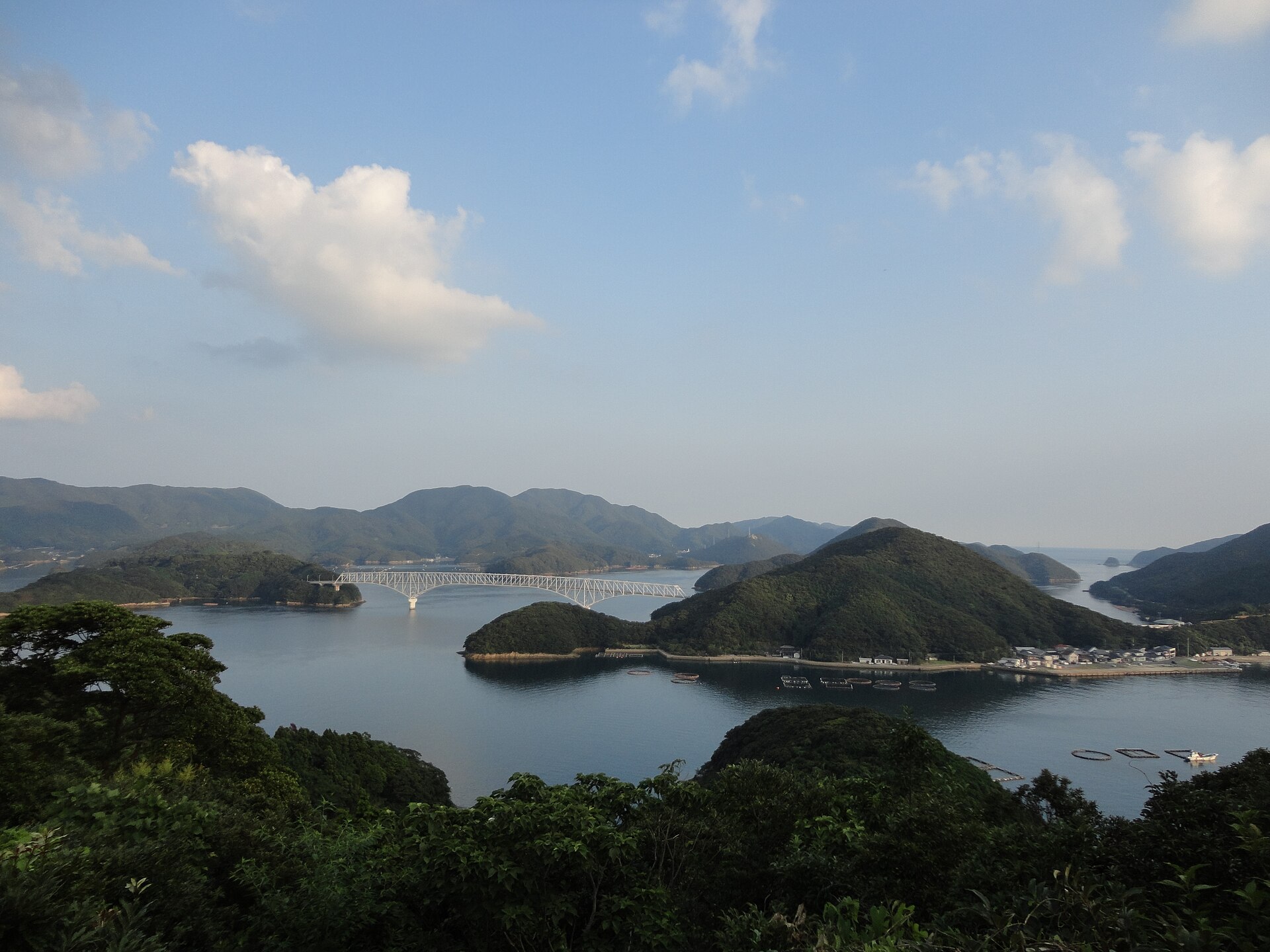若松瀬戸の島々を結ぶ白い若松大橋