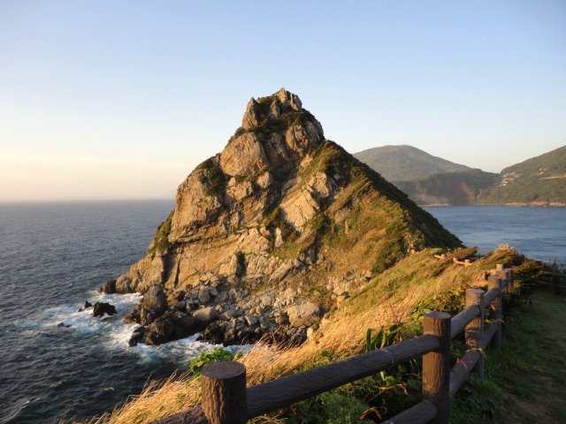 奈摩湾に突き出す矢堅目の奇岩